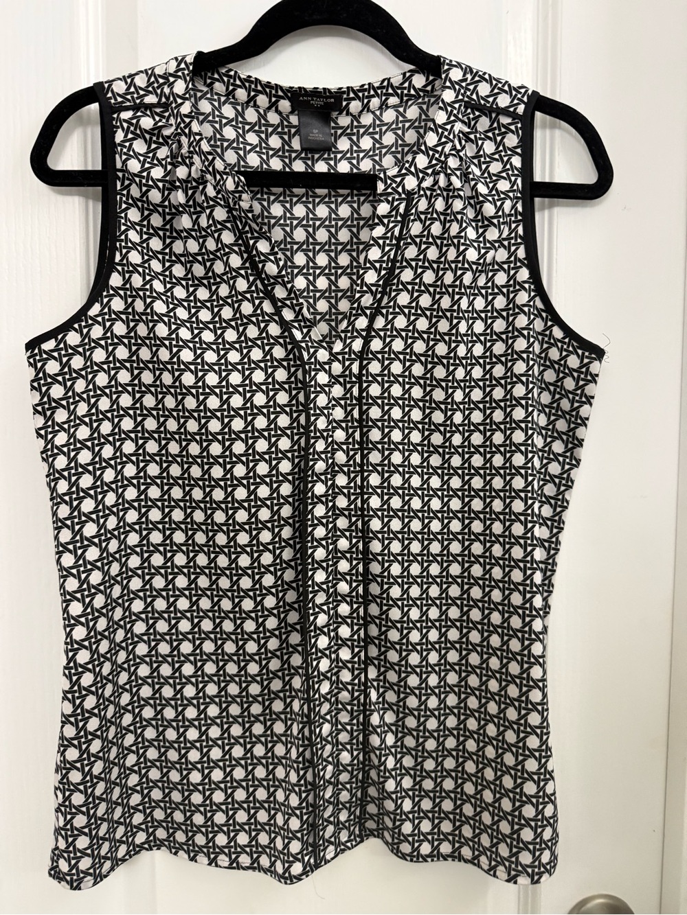 Ann Taylor Black & White Geometric Sleeveless Blouse